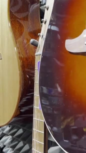 Primer Plano Las Nuevas Guitarras Acústicas Interior Una Tienda Música — Vídeos de Stock
