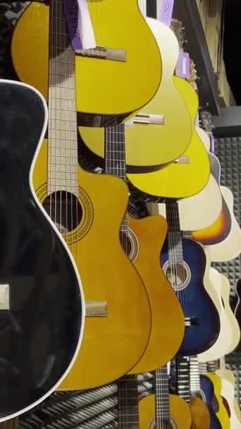 Классические Гитары Выставлены Магазине Инструментов Скидки Музыкальные Инструменты Вертикальное Видео — стоковое видео