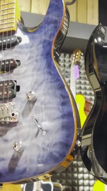 Obchod Elektrickými Kytarami Různých Barev Koncept Hudebních Nástrojů Svislé Video — Stock video