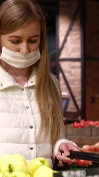 Junge Frau Medizinischer Maske Kauft Obst Ansage Selbstisolierungsmodus Vertikales Video — Stockvideo