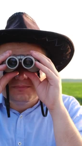 Überraschter Blick Eines Jungen Mannes Fernglas Auf Dem Feld Bei — Stockvideo