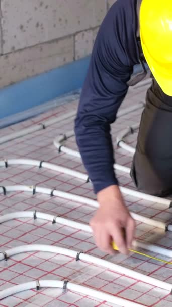 Trabajador Profesional Organiza Calefacción Agua Suelo Casa Fontaneros Profesionales Vídeo — Vídeos de Stock