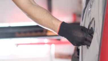 Araba motorunu kontrol ediyorum, araba tamircisi yağ seviyesine bakıyor. Araba bakımı. Dikey video.