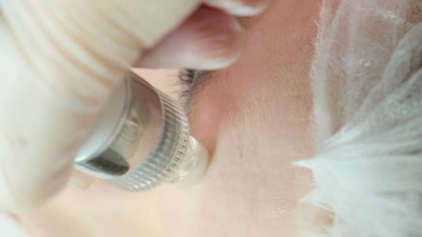 Kosmetolog Utför Hydroodling Skönhetssalong Hudvård Närbild Vertikal Video — Stockvideo