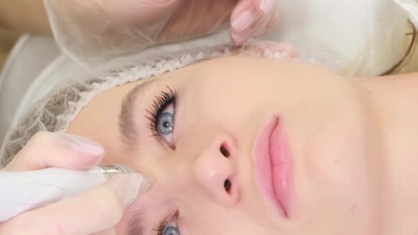Face Skin Care Closeup Woman Face Cleansing Cosmetology Inglês Vídeo — Vídeo de Stock