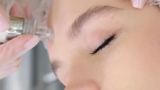 面部皮肤护理 在一家化妆品温泉诊所接受水磨石面部剥皮的妇女的特写 垂直录像 — 图库视频影像