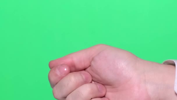 指でジェスチャーする男性 ハンドノック 人間の手のジェスチャー 緑の背景にある若者の手 バーティカルビデオ — ストック動画