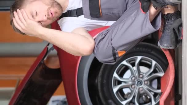 Mécanicien Automobile Repose Dur Labeur Fatigué Dans Garage Atelier Réparation — Video
