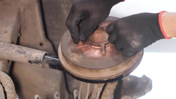 Механик Проверяет Шасси Наличие Повреждений Износа Ремонт Шасси Автомобиля Автосервисе — стоковое видео