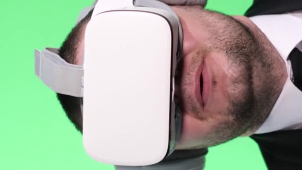 Tevreden Virtuele Speler Een Jonge Man Groen Doet Een Virtuele — Stockvideo