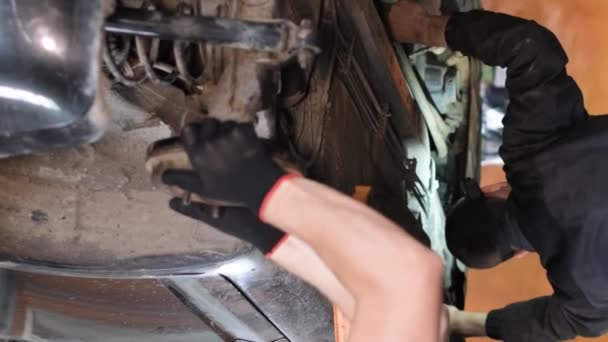 Seorang Mekanik Mobil Profesional Memeriksa Mobil Sebuah Layanan Mobil Melakukan — Stok Video