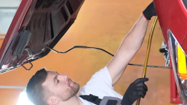 Mudando Óleo Motor Carro Moderno Reparação Profissional Manutenção Carros Vídeo — Vídeo de Stock