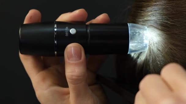 Saç Kafa Derisinin Mikroskobik Incelemesi Için Yakın Çekim Tanı Kompleksi — Stok video