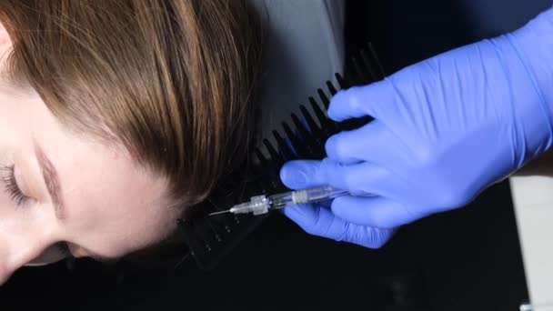 Professionelle Behandlung Von Haarausfall Der Klinik Ein Trichologe Verabreicht Einer — Stockvideo