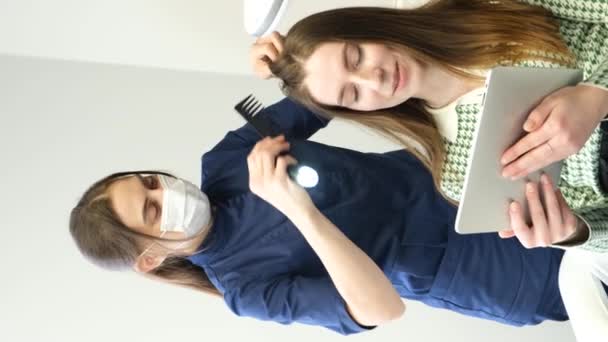 Bilgisayar Trikoskopisi Trikoloğun Biri Bir Klinikte Trikop Ile Hastanın Saçını — Stok video