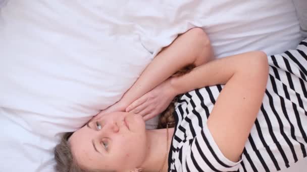 Una Mujer Triste Molesta Yace Cama Queda Dormida Mujer Cansada — Vídeo de stock
