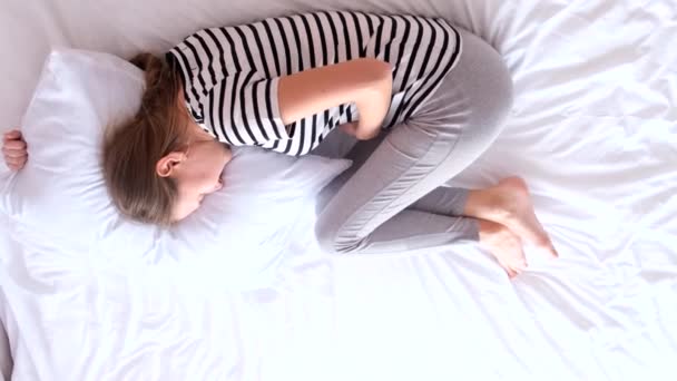 Μοναχική Άρρωστη Γυναίκα Ξαπλώνει Στο Κρεβάτι Και Κρατάει Στομάχι Της — Αρχείο Βίντεο