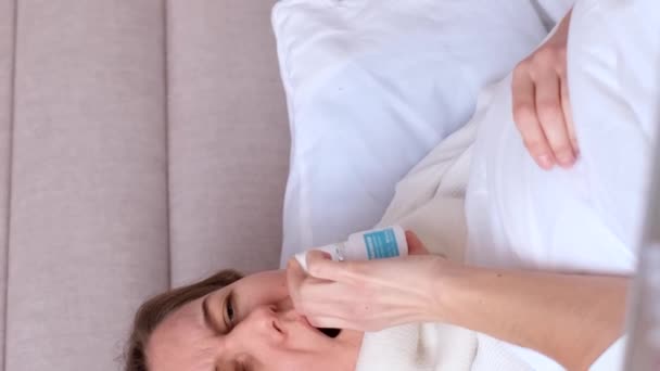 여자가 아름다운 침대에 그녀의 바이러스 비디오 — 비디오