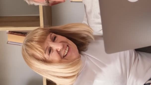 Vrolijke Grootouders Zitten Bank Knuffelen Kijken Naar Het Laptopscherm Gepensioneerden — Stockvideo