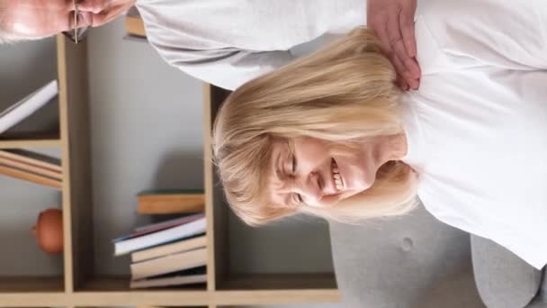 Nonno Dai Capelli Grigi Massaggio Collo Sua Nonna Felice Coppia — Video Stock