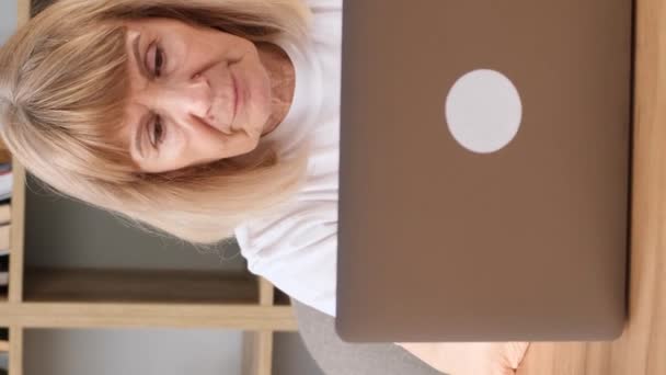 Güzel Bir Amerikalı Büyükanne Dizüstü Bilgisayarın Başında Oturuyor Başı Ağrıyor — Stok video