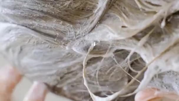 Κοντινό Πλάνο Μιας Ξανθιάς Που Λούζει Μαλλιά Της Λευκός Αφρός — Αρχείο Βίντεο