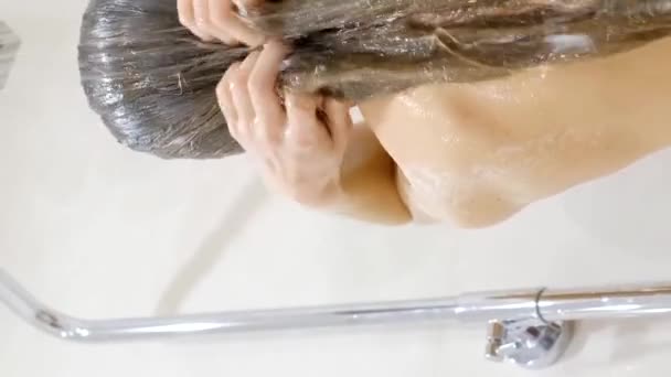 Молодая Женщина Освежает Волосы Тело Теплым Потоком Душа Массирует Волосы — стоковое видео