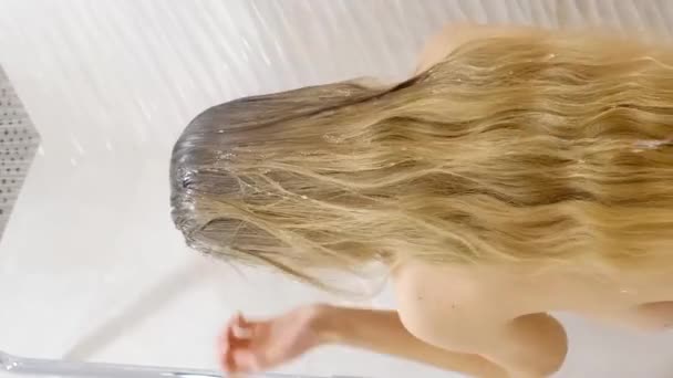 Młoda Kobieta Bierze Prysznic Łazience Masuje Włosy Głowie Rękami Szampon — Wideo stockowe