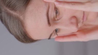 Psikolojik problemleri olan bir kadının yakın plan çekiminde, anksiyete duygusu vardır. Depresyondaki hayal kırıklığına uğramış yalnız kadın. Dikey video