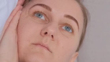 Avrupalı bir kadın iş yorgunluğundan dolayı uykusuzluk çekiyor. Kadın yorgun ve depresyonda. Dikey video
