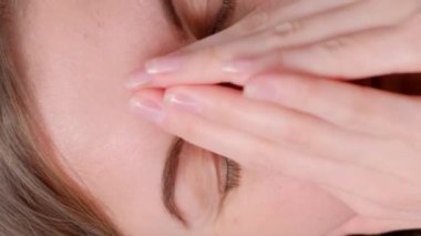 Genç sarışın kadın depresyonda, psikolojik sorunları var, endişeli, üzgün, hayal kırıklığına uğramış yalnız bir kadın. Dikey video