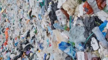 San Pedro, ABD 'de plastik atık Cabrillo Sahili ile kirlenmiş plajlar. Dünyadaki plastik atıkların küresel sorunu. Dikey video