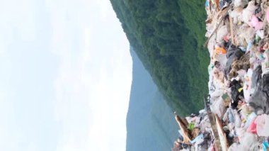 Naylon torbalar ve plastik şişelerle dolu büyük bir arazi, Mu Kang Chai, Vietnam 'da bir dağ. Çevre kirliliği. Plastik kullanımının ekolojik felaketi. Dikey video