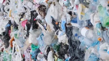 Çöp dağları, doğa için ekolojik felaket, çevre kirliliği konsepti ve çevresel felaket. Plastik atıklarla kirlenmiş okyanus plajları, çöp platformu. Dikey video