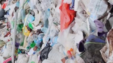 Hint Okyanusu kıyısındaki plastik çöpler. Çevre kirliliği ve çevresel felaket kavramı. Çöp dağları, doğa için felaket. Dikey video