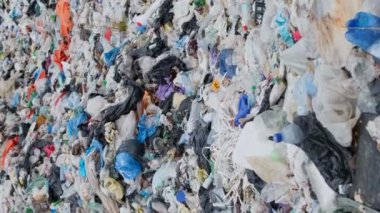 Okyanus tarafından getirilen çöp bir çöp platformudur. Çevre kirliliği kavramı. Dünyadaki plastik atıkların küresel sorunu. Dikey video