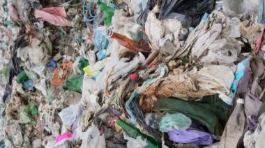 Okyanusu Avustralya 'daki Cable Beach' e getiren çöp, sahildeki bir çöp platformudur. Çevre kirliliği kavramı. Dünyadaki plastik atıkların küresel sorunu. Dikey video