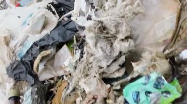 Hint Okyanusu, Bali, okyanustaki çöpler, kullanılmış kirli plastik şişeler, çevre felaketi. Dikey video