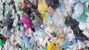 Çevre kirliliği çevresel bir sorundur. Okyanus kıyısına dökülen çöpler, kullanılmış kirli plastik şişeler Hint Okyanusu, Bali. Dikey video