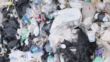 Doğa için ekolojik felaket, çevre kirliliği kavramı. Plastik atıklarla kirlenmiş okyanus plajları, çöp platformu. Dikey video