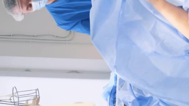 Läkare Utför Operationer För Åderbråck Bensvullnad Och Vridna Vener Kirurger — Stockvideo