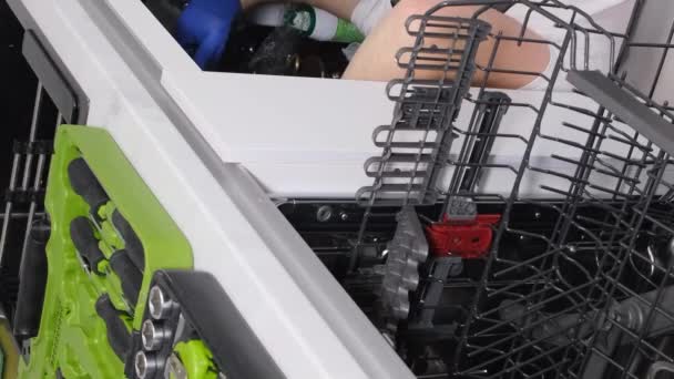 Een Loodgieter Werkt Liggend Vloer Keuken Hij Installeert Een Gootsteen — Stockvideo