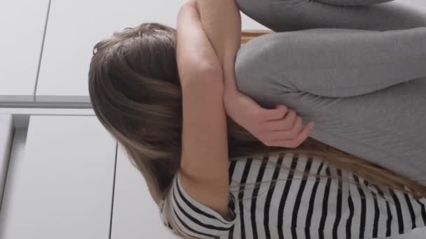Zmęczona Młoda Kobieta Siedząca Podłodze Kuchni Boli Głowa Czuje Się — Wideo stockowe