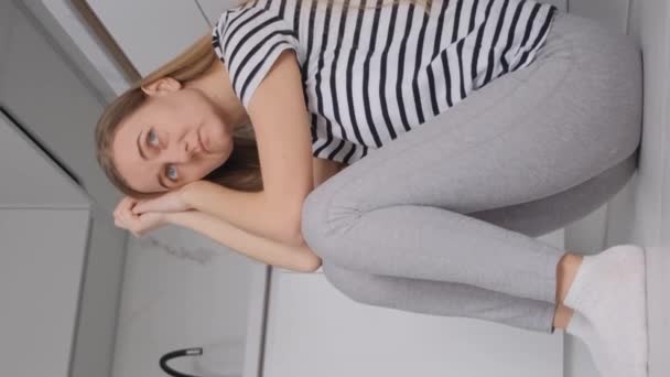 Zmęczona Kobieta Europejskim Wyglądzie Siedzi Podłodze Kuchni Odpoczywa Kobieta Depresji — Wideo stockowe