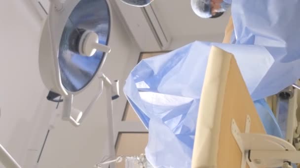 医科学生在医院里进行真正的外科手术 培训成为一名医生 垂直录像 — 图库视频影像