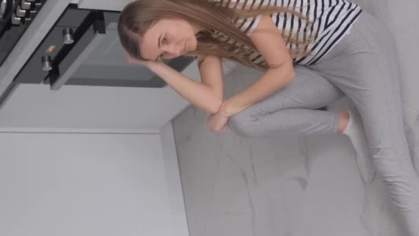 自宅の床に座っている疲れた女性 うつ病 家族の問題 パニック発作 バーティカルビデオ — ストック動画