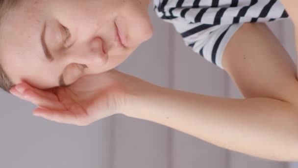 Atrakcyjna Młoda Kobieta Siedzi Kanapie Salonie Czując Ból Głowy Zmęczoną — Wideo stockowe