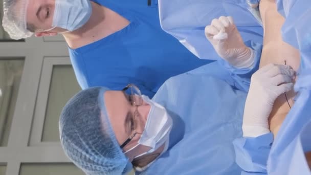 外科医生用一种现代的 创新的激光消融方法对有静脉曲张的腿进行手术 现代外科诊所 垂直录像 — 图库视频影像