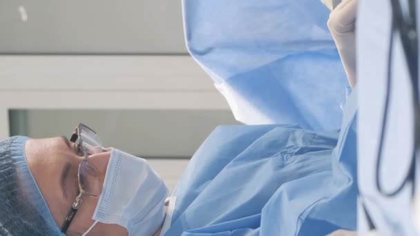 Chirurgo Flebologo Assistente Esegue Operazione Sulle Gambe Con Vene Varicose — Video Stock