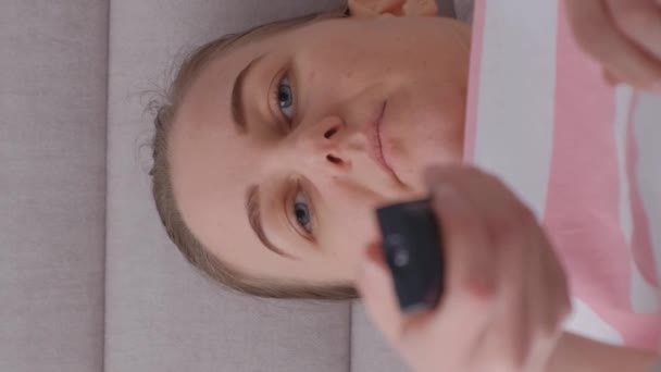 Młoda Kobieta Europejskim Wyglądzie Leży Łóżku Pilotem Rękach Nudnie Przełącza — Wideo stockowe